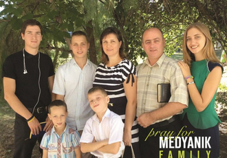 Михаил Медяник с семьей